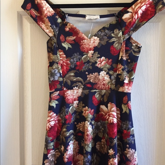 NWT Floral Dress - Picture 2 of 2